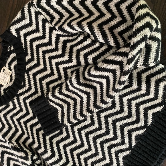 Small Black and White Sweater (Pacsun - LA Hearts) - Picture 1 of 4